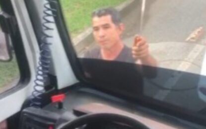 Se registró en Cali un acto de intolerancia de un conductor de taxi quien atacó con machete un bus