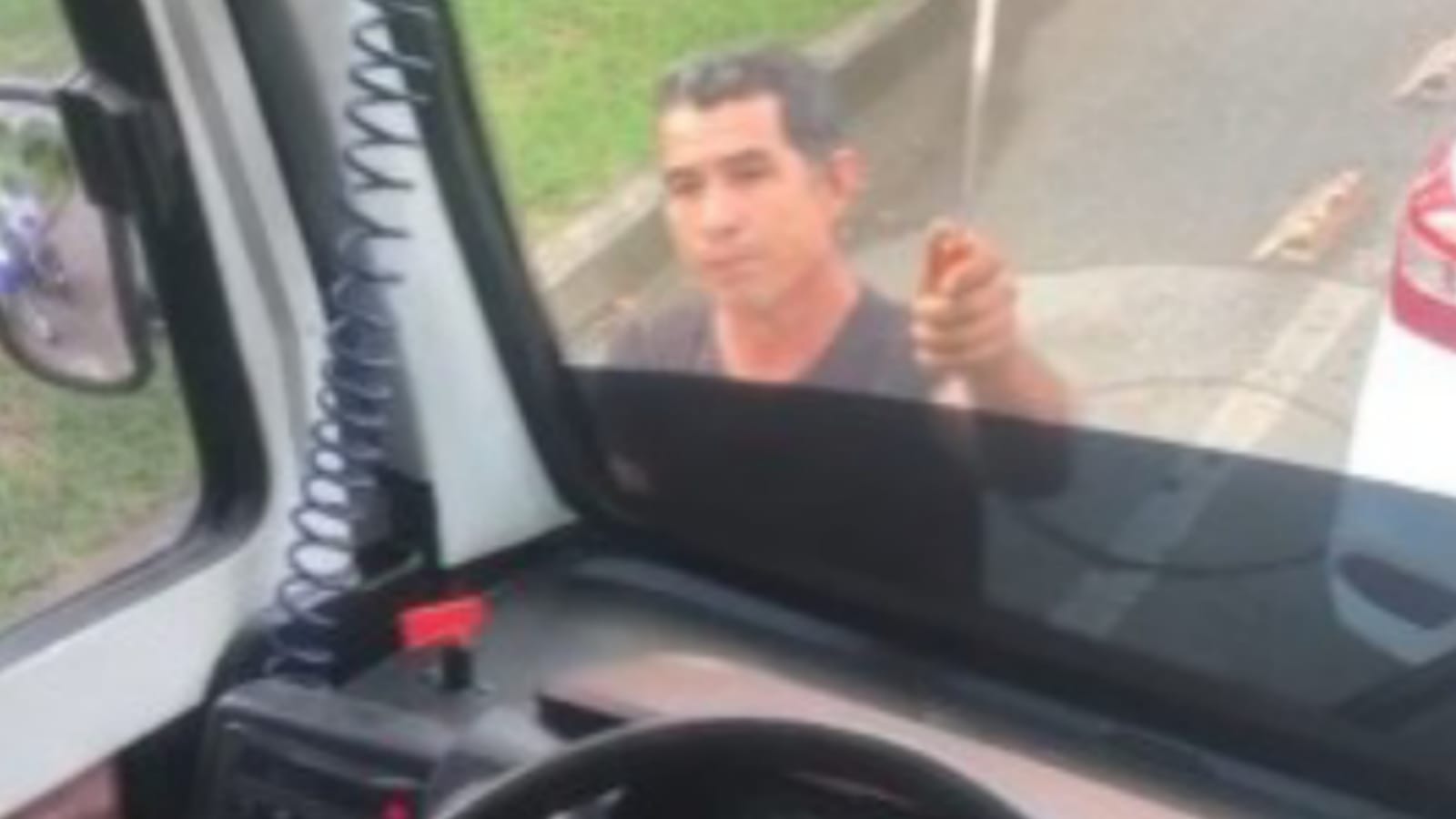 Se registró en Cali un acto de intolerancia de un conductor de taxi quien atacó con machete un bus