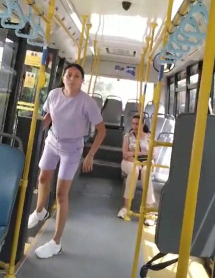 Video: Por no hacer la parada una mujer al parecer le pegó al conductor del MIO