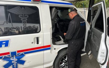 Autoridades investigan una ambulancia con un motor, al parecer, robado