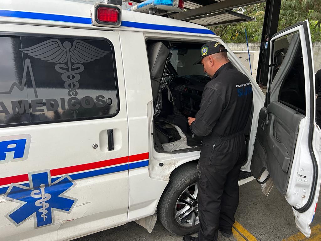 Autoridades investigan una ambulancia con un motor, al parecer, robado