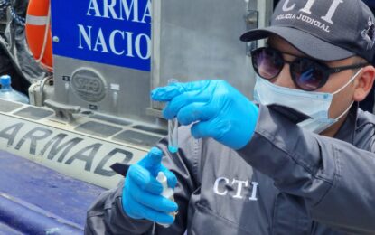 985 paquetes de cocaína fueron incautados de un sumergible en el Pacífico
