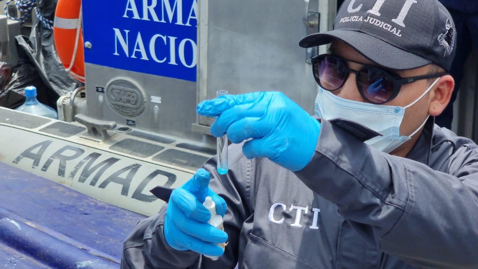 985 paquetes de cocaína fueron incautados de un sumergible en el Pacífico