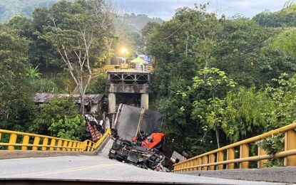 Investigan las causas del colapso del puente sobre río La Vieja