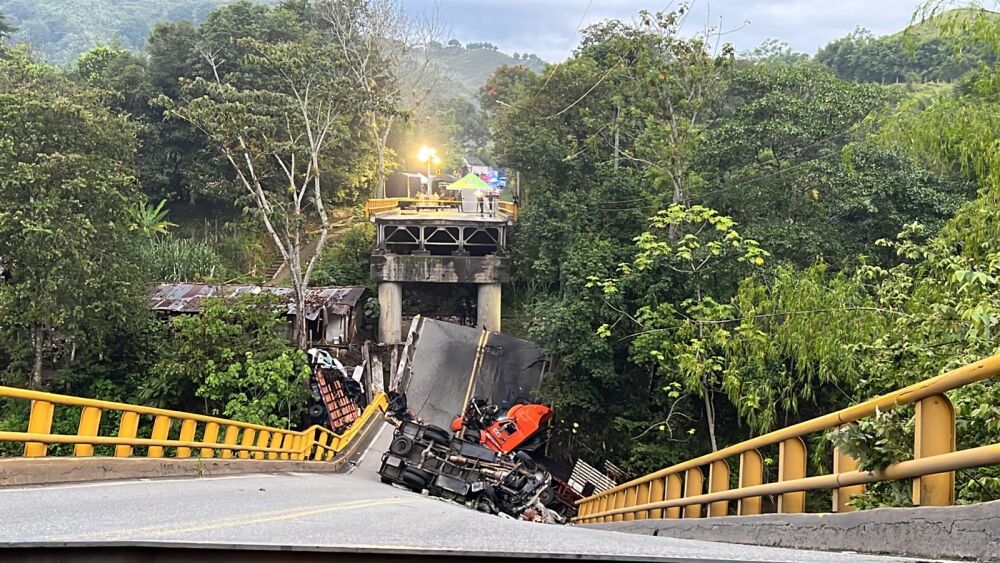 Investigan las causas del colapso del puente sobre río La Vieja