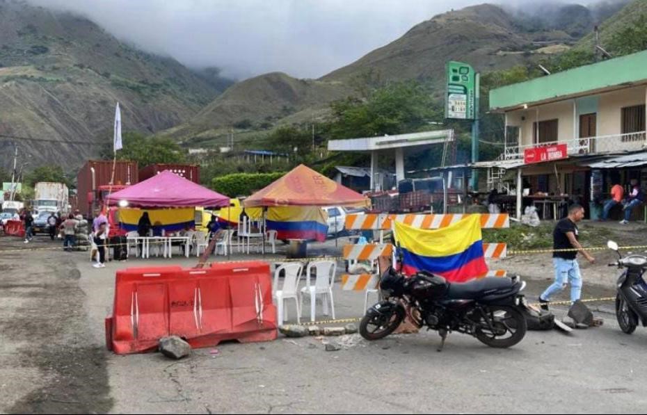 Continúan los bloqueos en la vía Buenaventura sector Loboguerrero