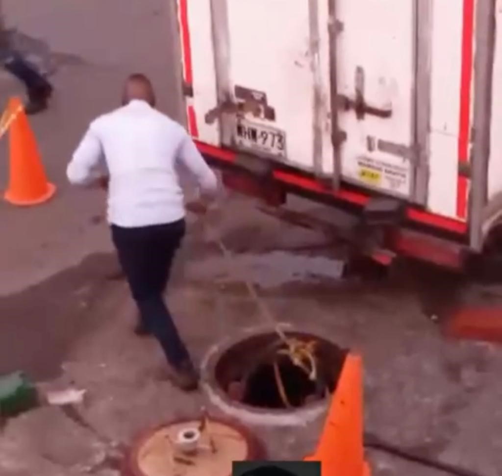 Hombres fueron sorprendidos hurtando cable en un alcantarillado