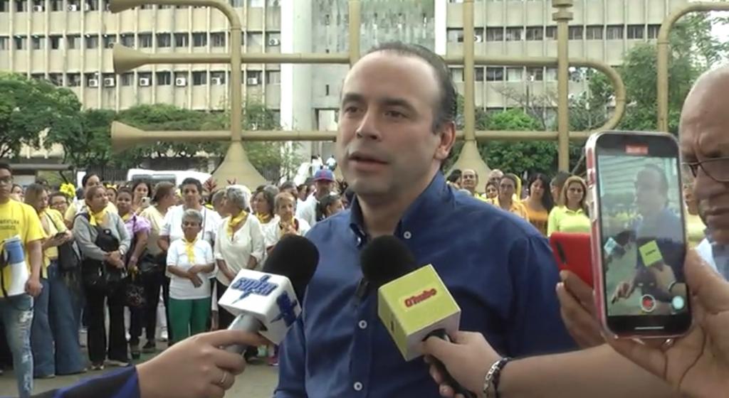 Alejandro Eder recibió las firmas de mas de cien mil caleños