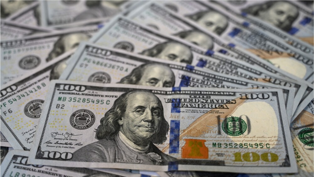 El Dólar continúa descendiendo, cerrando por debajo de los $ 4.000 pesos