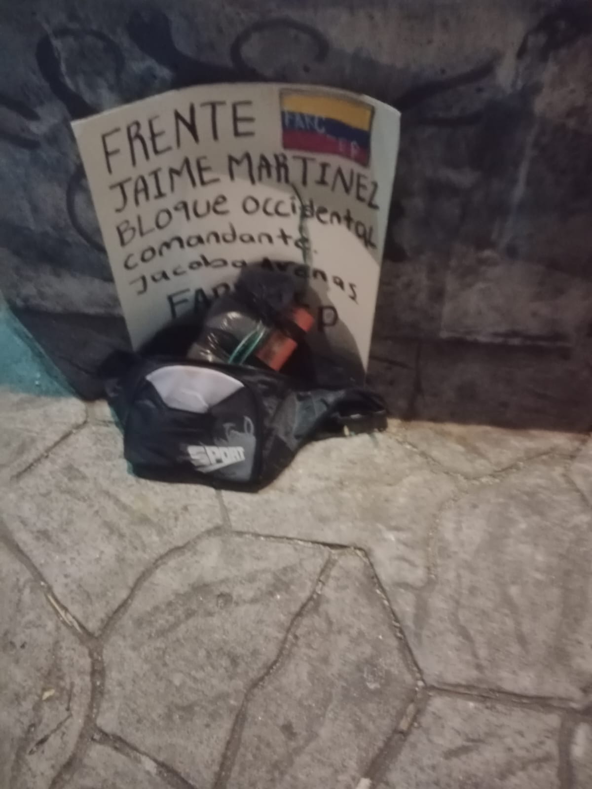 Elemento explosivo junto a cartel alusivo a las FARC fue dejado en el oeste de Cali