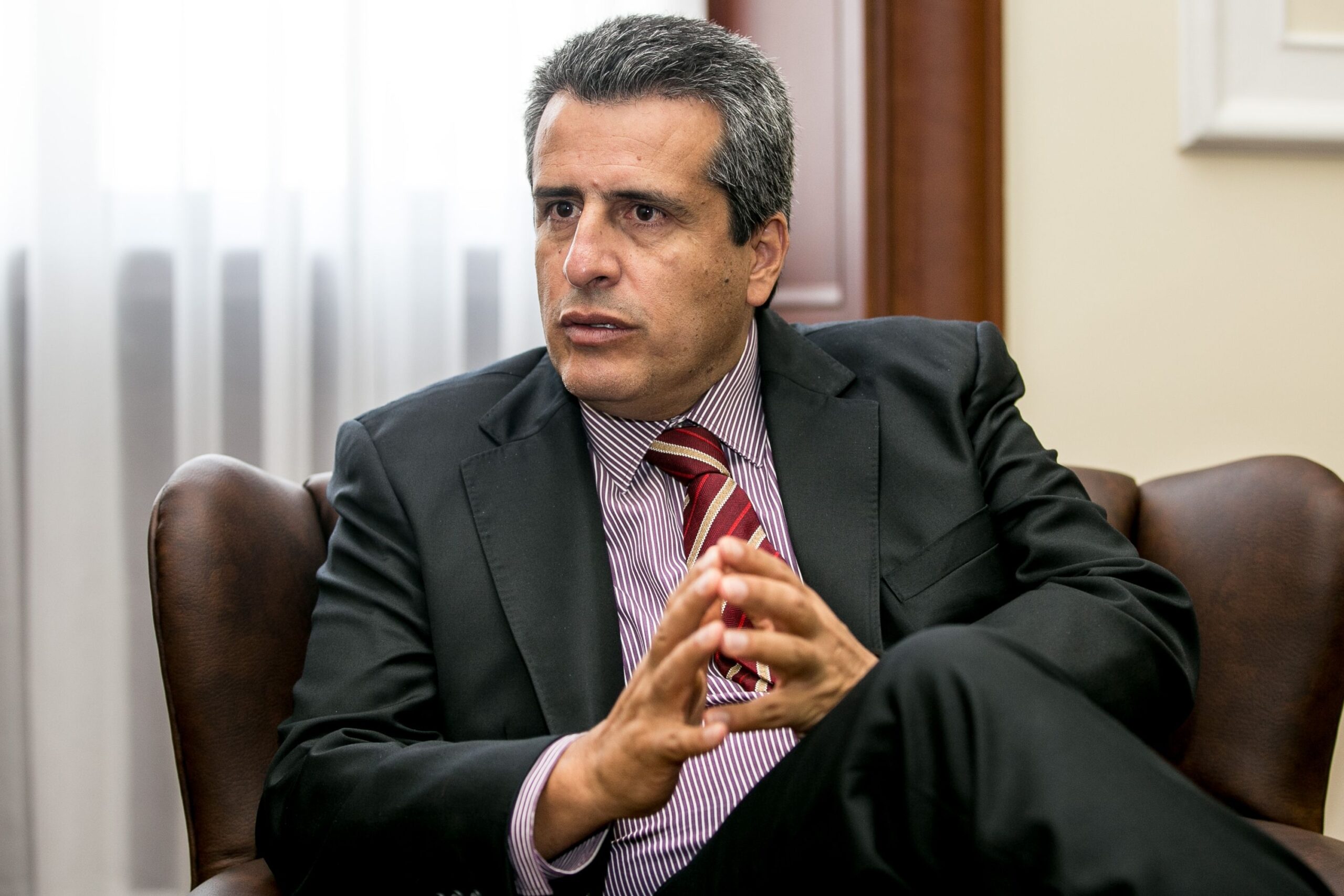 Gobernadores piden la renuncia del Ministro Luis Fernando Velasco
