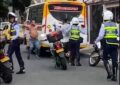 Maratónica riña entre conductor de bus y agentes de transito