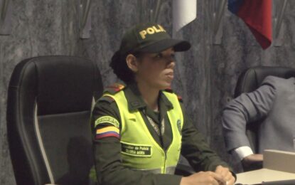 Condecoran a la auxiliar heroína de la policía