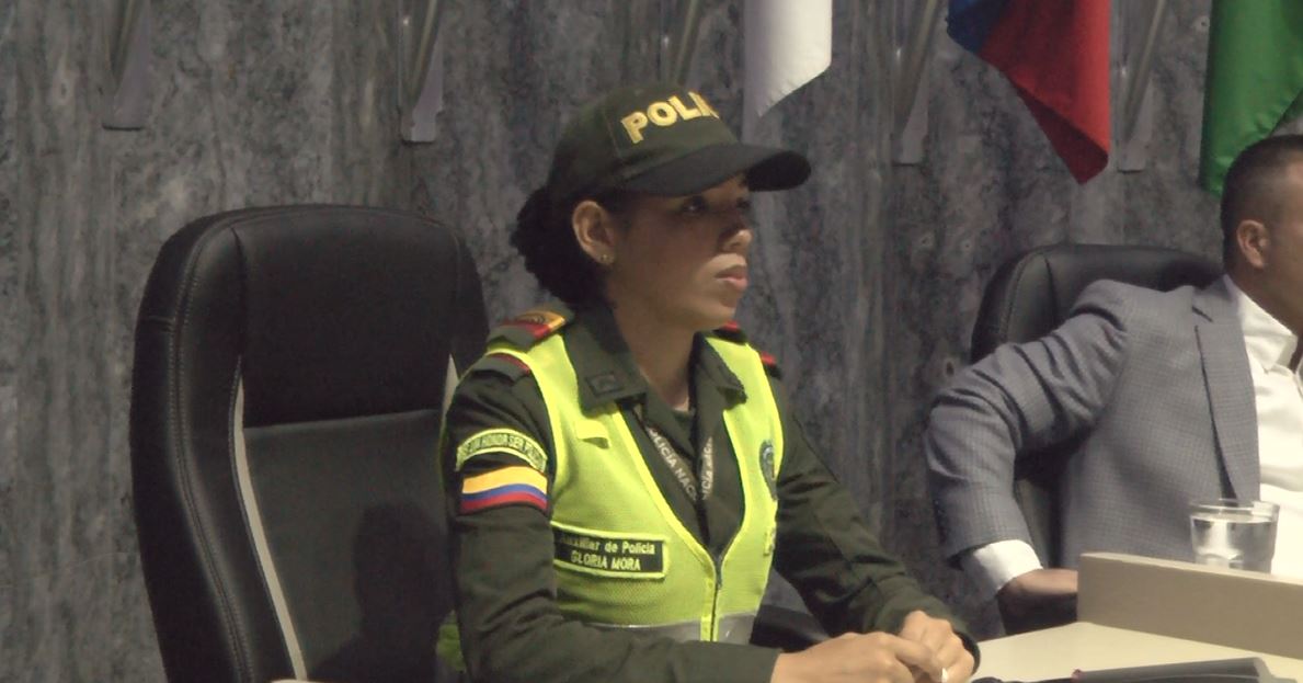 Condecoran a la auxiliar heroína de la policía