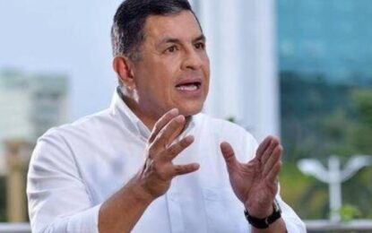 Polémica por sobrecostos en libros de más de 500 mil pesos