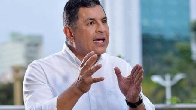 Polémica por sobrecostos en libros de más de 500 mil pesos