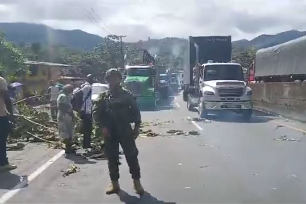 Protestas contra operativos por minería
