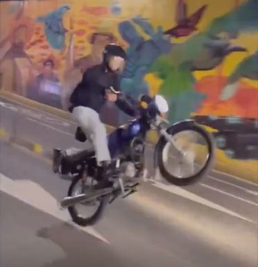 Motociclistas realizaron “Stunt” en el túnel mundialista