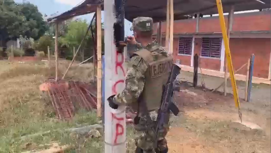 Autoridades borran grafitis de las FARC