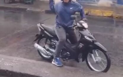 Motociclista atacó con una piedra un bus del MIO