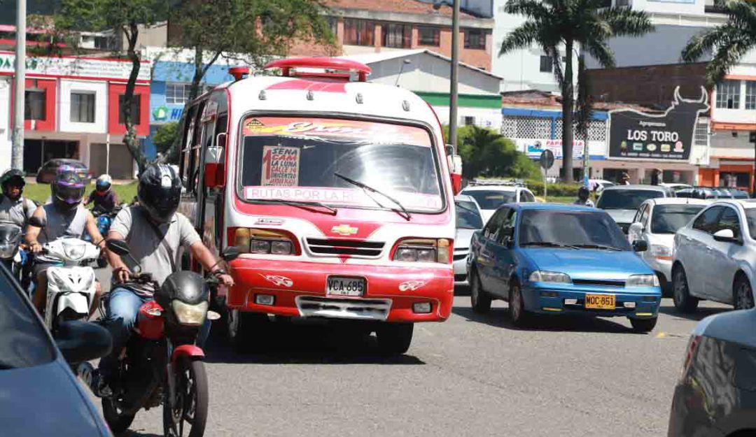 Sube transporte público colectivo de Cali