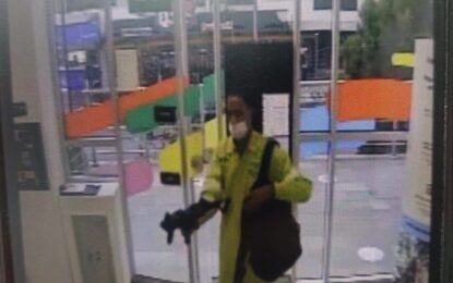 Hombres disfrazados de barrenderos robaron un banco