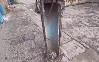 Preocupación por posible caída de un poste de energía