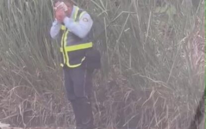 Agente de tránsito fue agredido con una botella por un motociclista