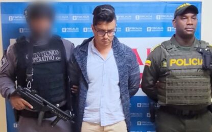 Juez impone detención domiciliaria a hombre que agredió con insultos racistas a agente de tránsito en Cali