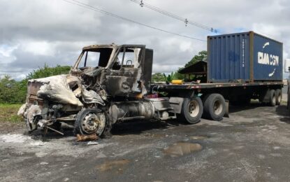 Habilitada la vía a Buenaventura tras ataques del ELN que dejaron tres tractomulas incineradas