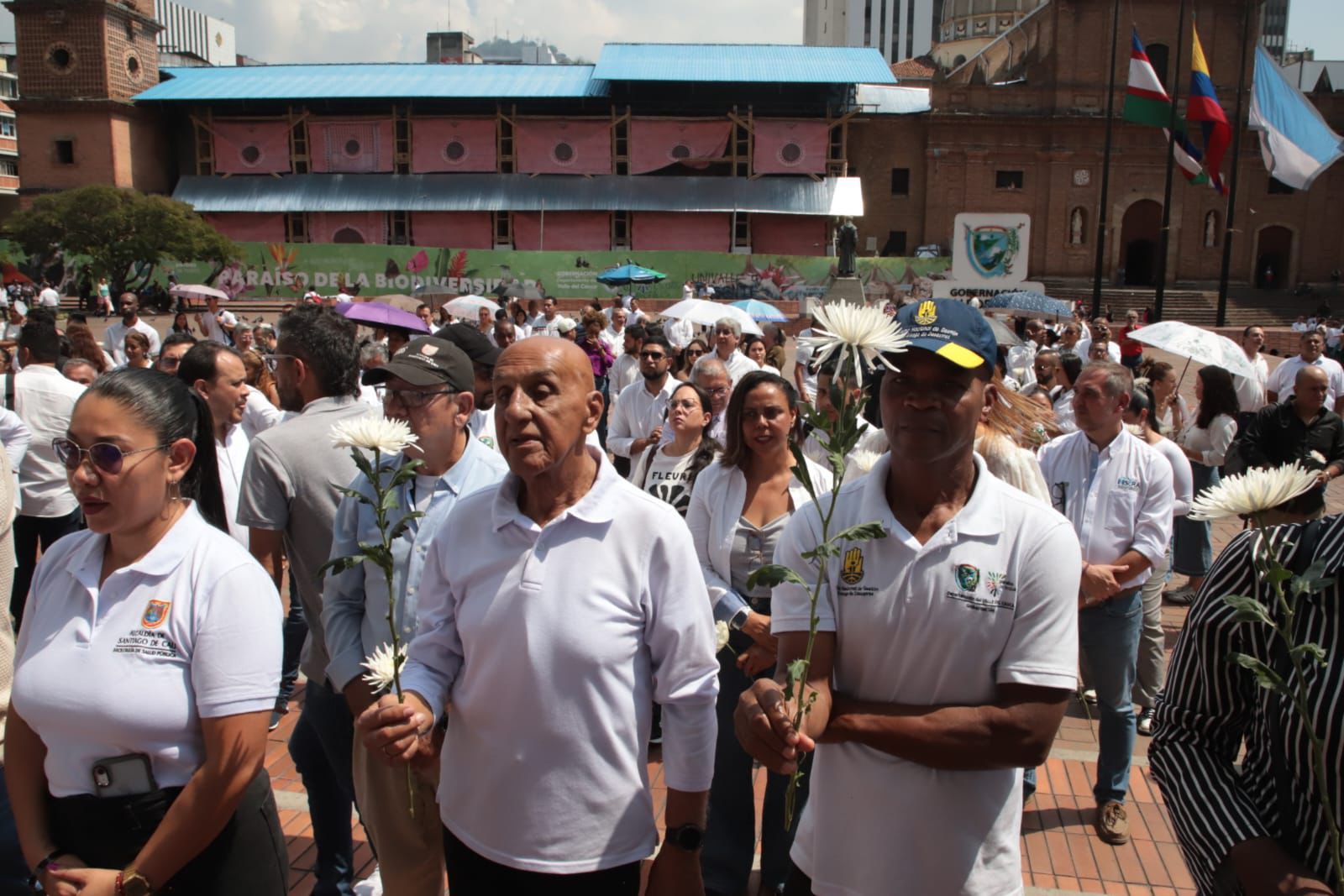 Gobernadora y alcalde de Cali rinden homenaje póstumo a Miguel Uribe en la Plazoleta de San Francisco