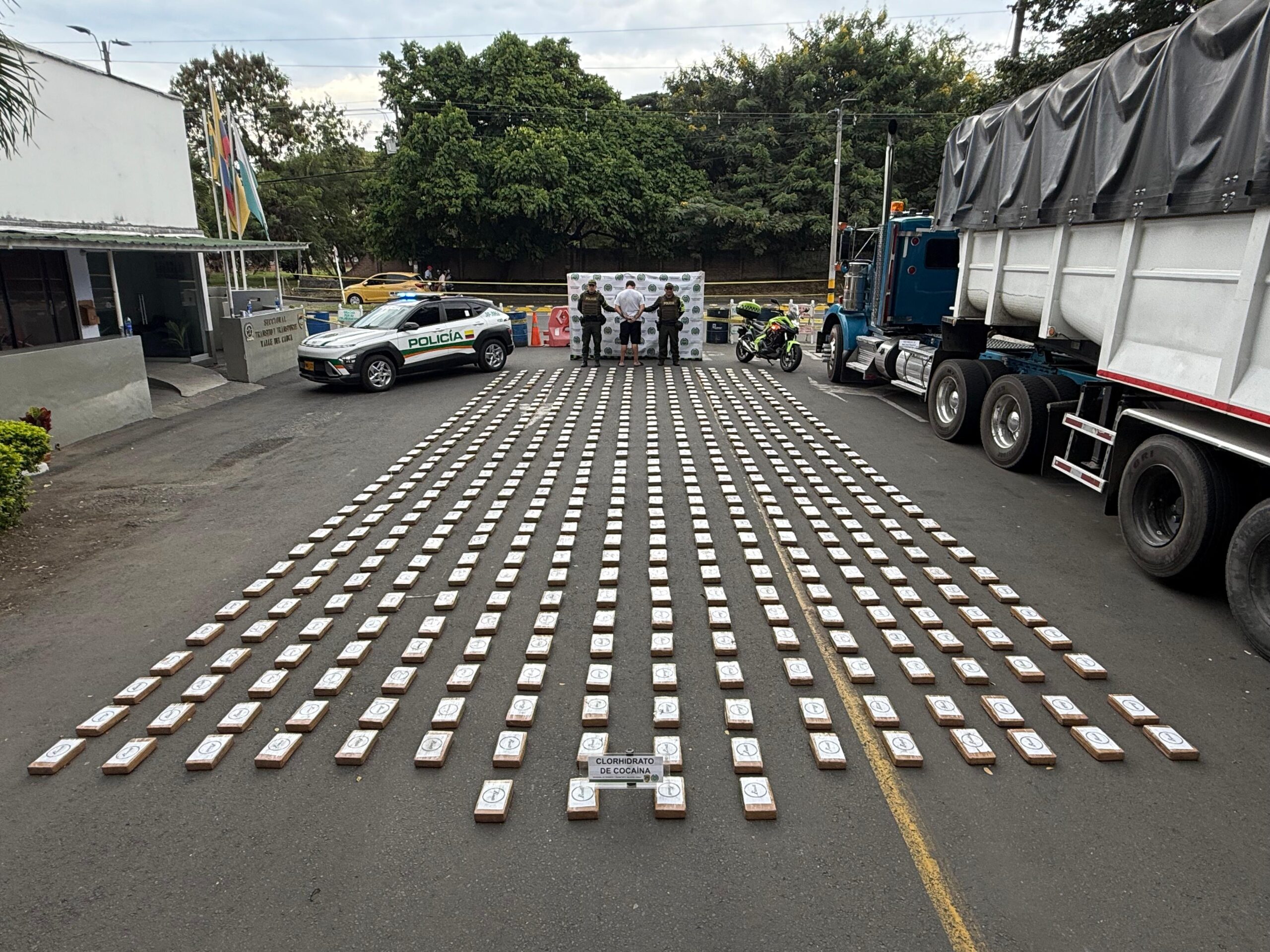 Millonaria incautación de cocaína en carretera del Valle: 548 kilos ocultos en tractocamión