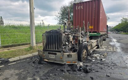 Disturbios en Univalle: quemaron dos tractocamiones y una moto de Movilidad; ofrecen $50 millones de recompensa
