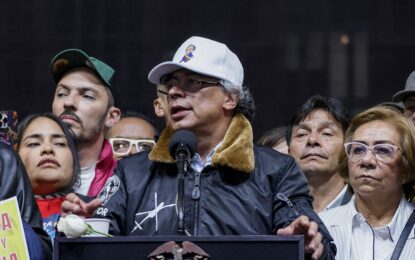 Petro llama “HP” a Uribe en plaza pública y desata nueva polémica política