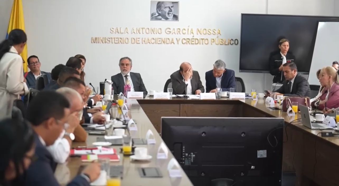 Gobernadores siguen en «rebeldía», por millonario impacto regional en el aumento de impuestos a licores y cigarrillos