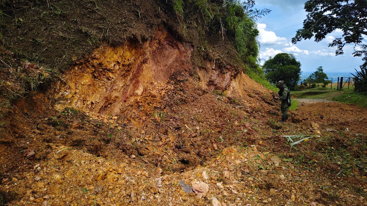 Ejército neutraliza dos cilindros bomba en zona rural de Jamundí