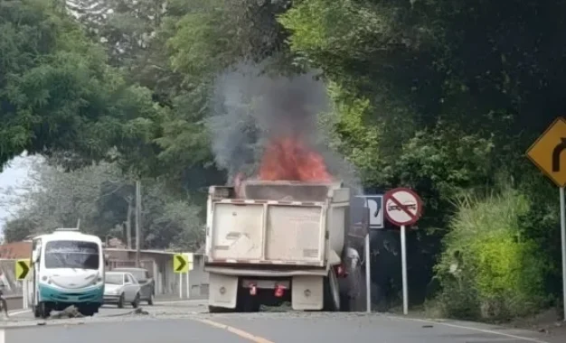 Atentado con volqueta bomba en la vía Villa Rica – Caloto sacude al norte del Cauca