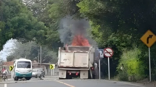 Atentado con volqueta bomba en la vía Villa Rica – Caloto sacude al norte del Cauca