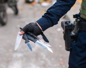 Megatoma en la Comuna 8 dejó un capturado, droga incautada y 31 armas blancas fuera de circulación