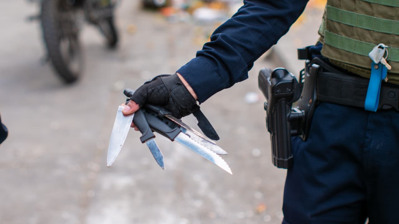 Megatoma en la Comuna 8 dejó un capturado, droga incautada y 31 armas blancas fuera de circulación