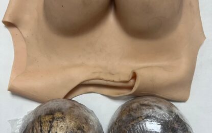 Mujer capturada en Buga con más de 2,6 kilos de base de coca ocultos en prótesis simuladas