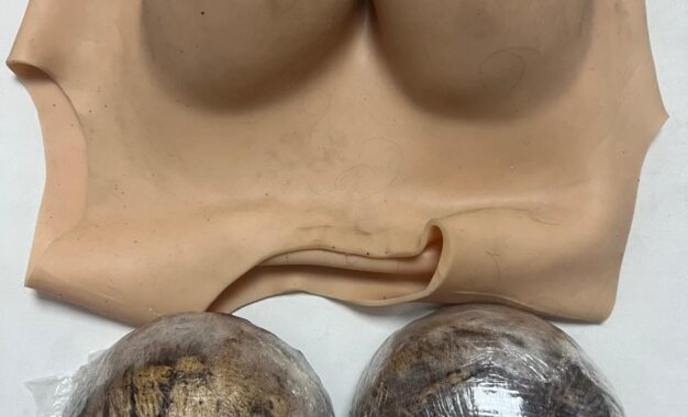 Mujer capturada en Buga con más de 2,6 kilos de base de coca ocultos en prótesis simuladas