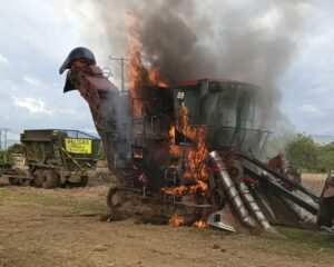 Queman cosechadora tras intimidación armada a contratista en zona rural de Caloto