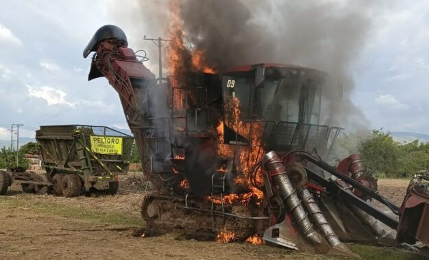 Queman cosechadora tras intimidación armada a contratista en zona rural de Caloto