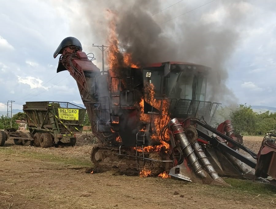 Queman cosechadora tras intimidación armada a contratista en zona rural de Caloto