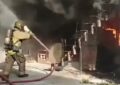 Bomberos rescataron a dos personas atrapadas en voraz incendio en el barrio Mojica de Cali