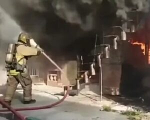 Bomberos rescataron a dos personas atrapadas en voraz incendio en el barrio Mojica de Cali