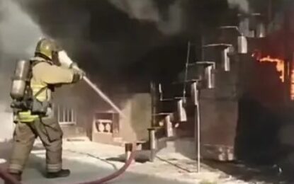 Bomberos rescataron a dos personas atrapadas en voraz incendio en el barrio Mojica de Cali