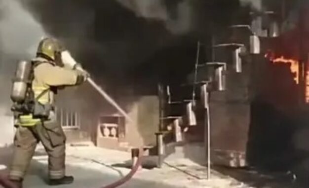 Bomberos rescataron a dos personas atrapadas en voraz incendio en el barrio Mojica de Cali