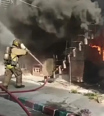 Bomberos rescataron a dos personas atrapadas en voraz incendio en el barrio Mojica de Cali